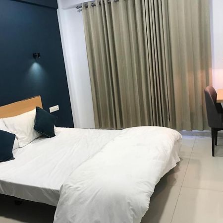 Hooliv 7 Avenues G Block Hotel Pune Exterior photo