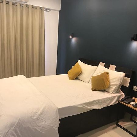 Hooliv 7 Avenues G Block Hotel Pune Exterior photo