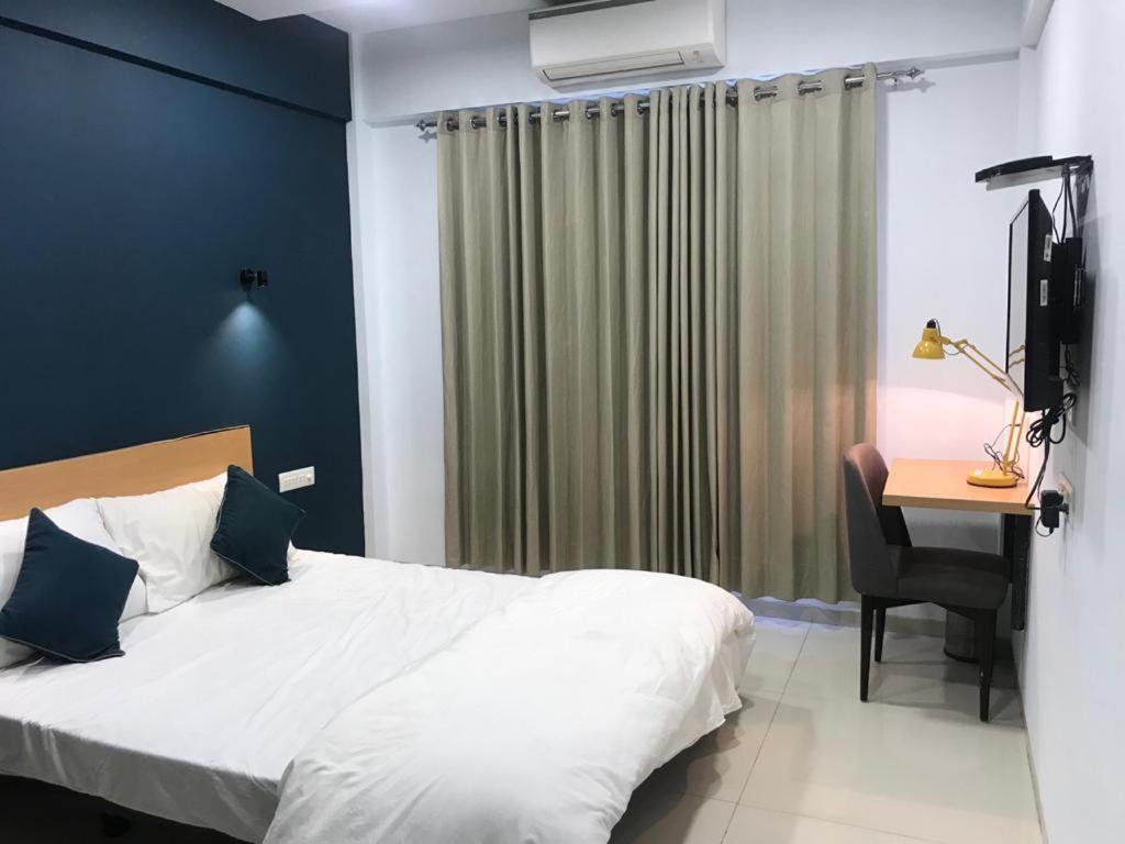 Hooliv 7 Avenues G Block Hotel Pune Exterior photo