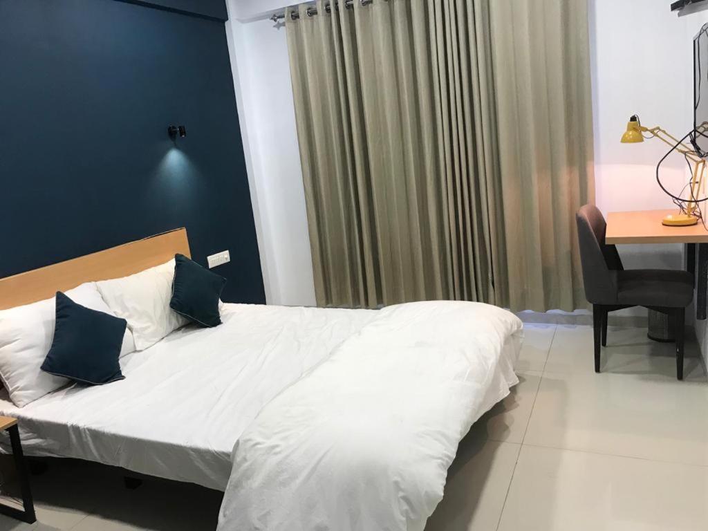 Hooliv 7 Avenues G Block Hotel Pune Exterior photo