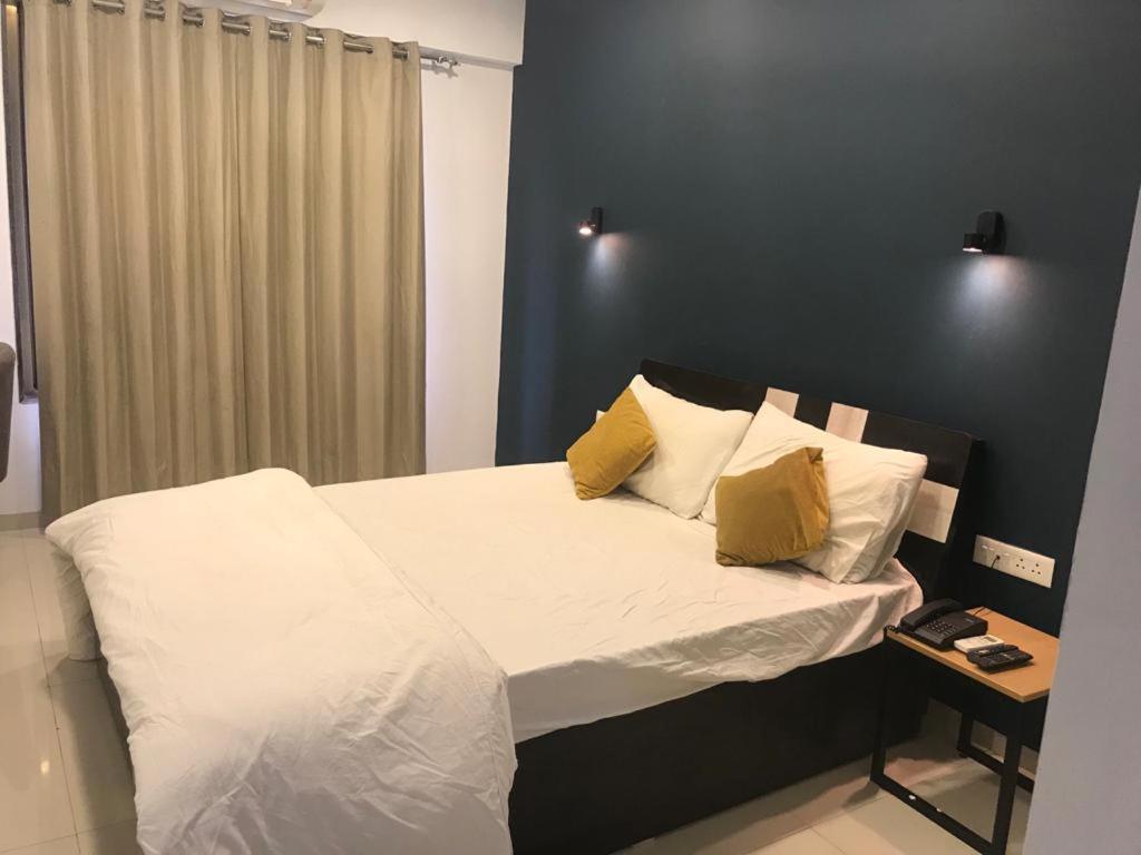 Hooliv 7 Avenues G Block Hotel Pune Exterior photo